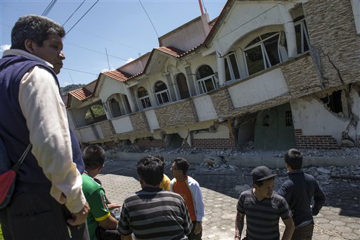 Vecinos observan casas que colapsaron por un sismo de magnitud 6,9 en San Pedro, Guatemala, el lunes 7 de julio de 2014. (AP Photo/Oliver de Ros) (AP Photo/Oliver de Ros)